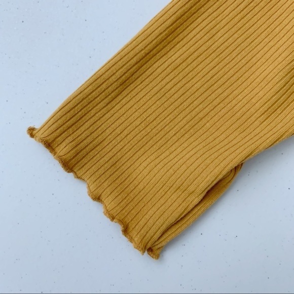 ME TO WE Off Shoulder Crop Top - Picture 4 of 8